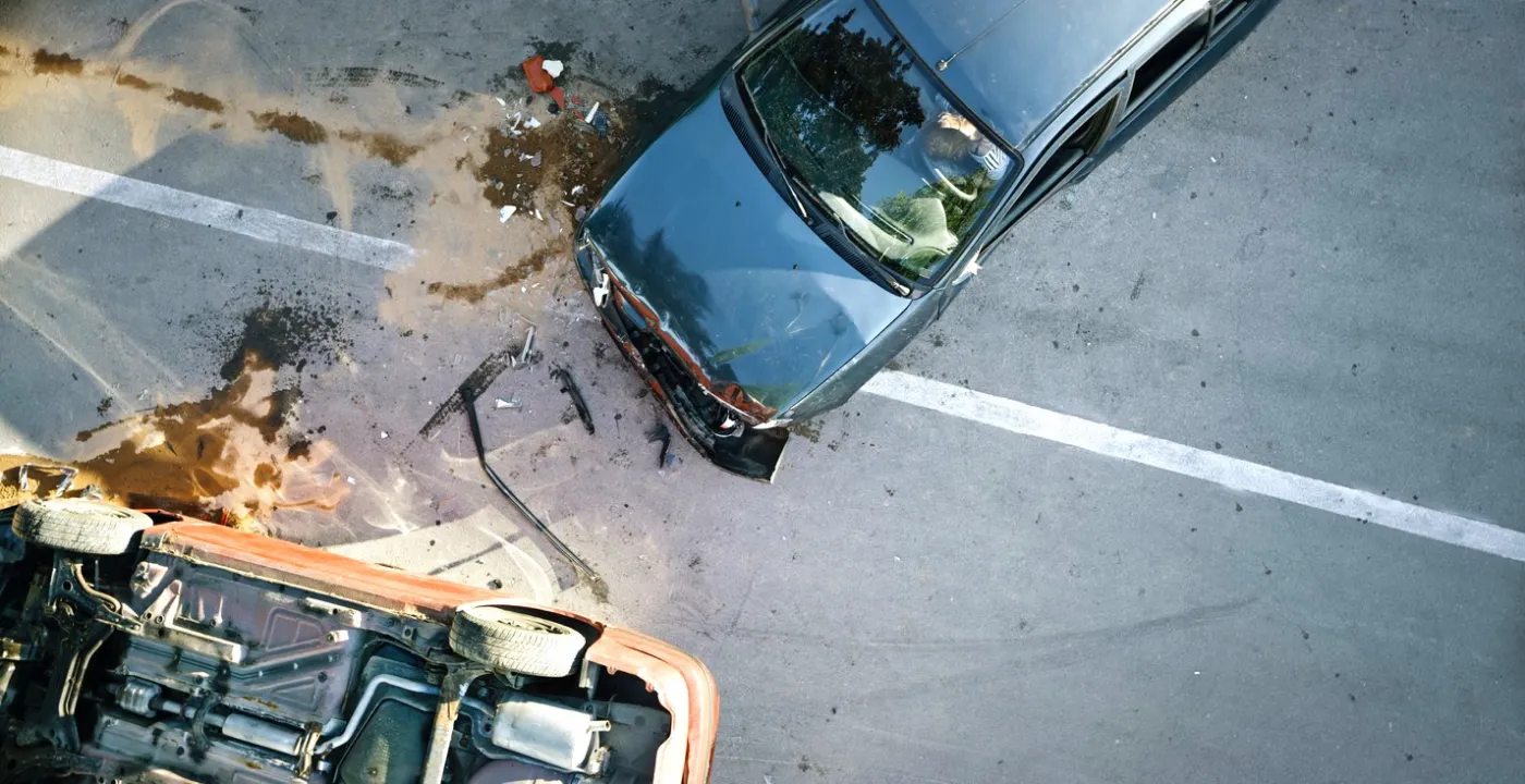 Un auto destrozado al borde de la carretera tras una colisión