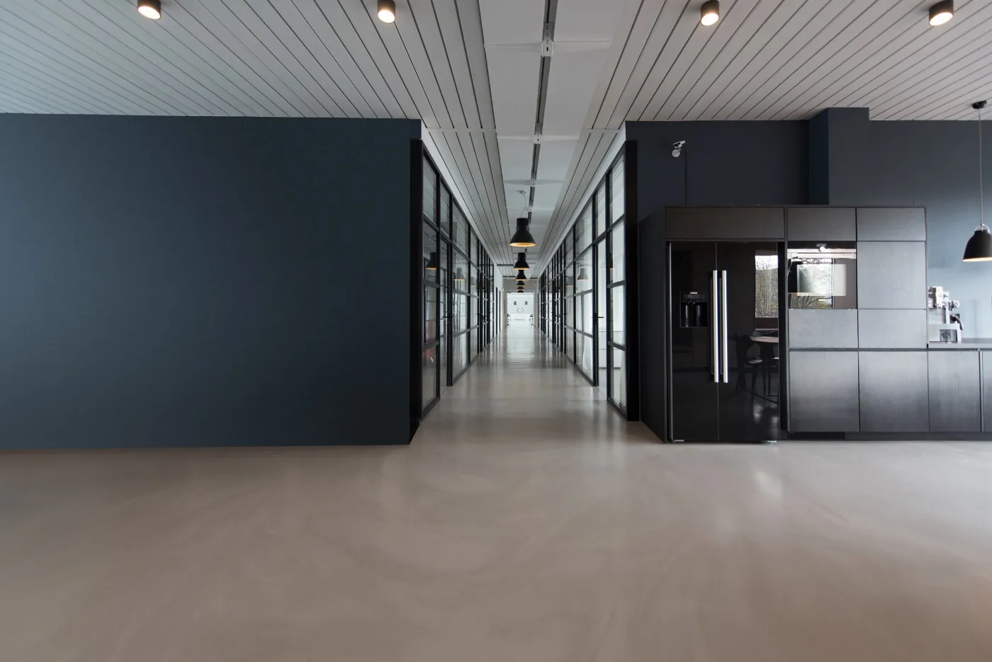 El pasillo interior de un edificio privado